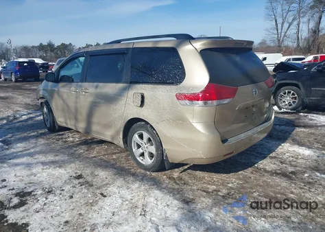 2012 Toyota Sienna Le V6 8 Passenger z USA, uszkodzony, nr VIN 5TDKK3DC5CS262851